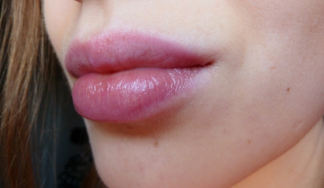 Увлажняющая помада-бальзам для губ Chubby Stick Moisturizing Lip Colour Balm #16 Voluptuous Violet и #12 Oversized orange