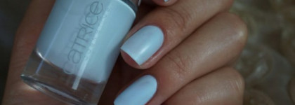 Летняя прохлада с лаком для ногтей Catrice Candy Shock C02 Play It Blue