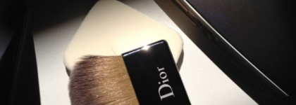 Dior Diorskin Nude Compact Natural Glow Radiant Powder Foundation SPF 10 PA+++ ― Компактная пудра-основа «Естественное сияние» в оттенке No. 033 ( Beige Abricot )