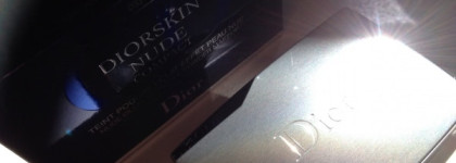 Dior Diorskin Nude Compact Natural Glow Radiant Powder Foundation SPF 10 PA+++ ― Компактная пудра-основа «Естественное сияние» в оттенке No. 033 ( Beige Abricot )