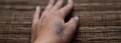 Yves Rocher 100% Natural Origin Loose Pearls – Рассыпчатые тени для век «Минералы & Растения»  - оттенок "Дымчатый перламутр"