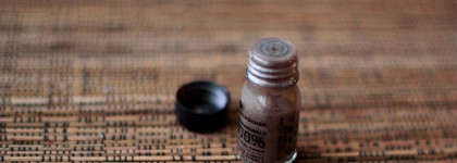 Yves Rocher 100% Natural Origin Loose Pearls – Рассыпчатые тени для век «Минералы & Растения»  - оттенок "Дымчатый перламутр"