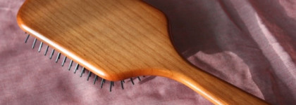 Into the woods - Массажная расческа для волос Aveda Wooden Paddle Brush