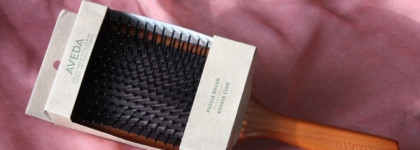 Into the woods - Массажная расческа для волос Aveda Wooden Paddle Brush