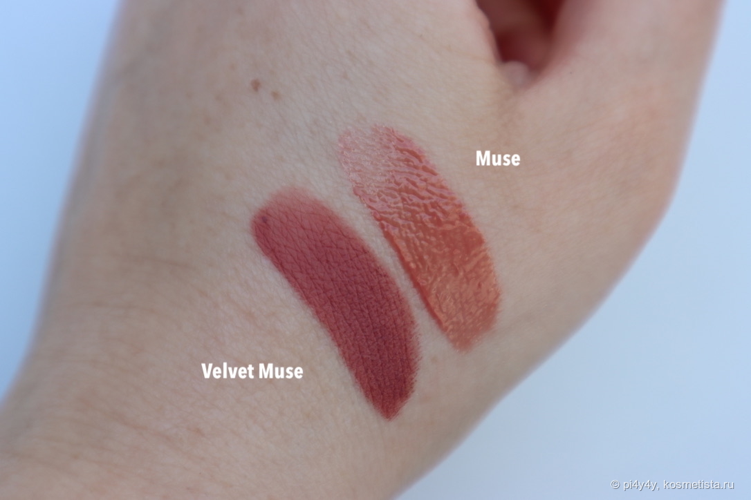 Сравнение оттенков матовой помады Lisa Eldridge Velvet Muse (внизу) и блеска для губ Lisa Eldridge Muse (вверху)