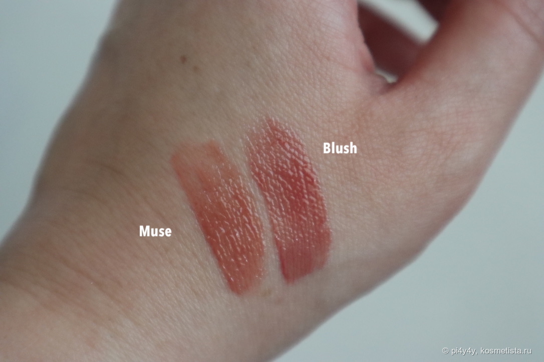 Сравнение оттенков блесков для губ Lisa Eldridge: Muse (слева) и Blush (справа)