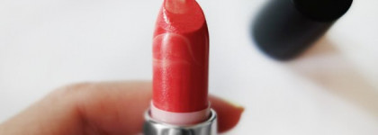 Увлажняющая губная помада "Соблазн" в оттенке "Коралл" (Tangerine) от Avon