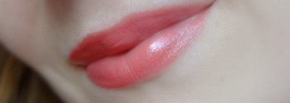 Увлажняющая губная помада "Соблазн" в оттенке "Коралл" (Tangerine) от Avon