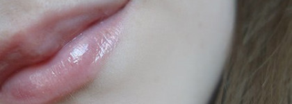 Clarins Instant Light Natural Lip Perfector 03 Nude shimmer - Блеск от Clarins, выравнивающий кожу губ в 03 оттенке