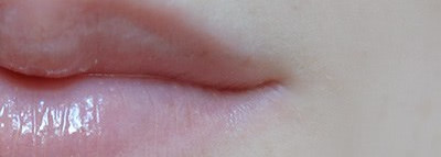 Clarins Instant Light Natural Lip Perfector 03 Nude shimmer - Блеск от Clarins, выравнивающий кожу губ в 03 оттенке