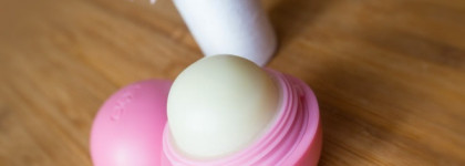 Хит или провал? Органические бальзамы EOS Smooth Sphere Lip Balm Medicated Tangerine и Strawberry Sorbet