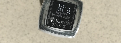 Немецкое качество и сдержанность: лак для ногтей Artdeco Art Couture Nail Lacquer #821 White Grey и гелевая помада Artdeco Color Lip Shine #78 Shiny Rosewood