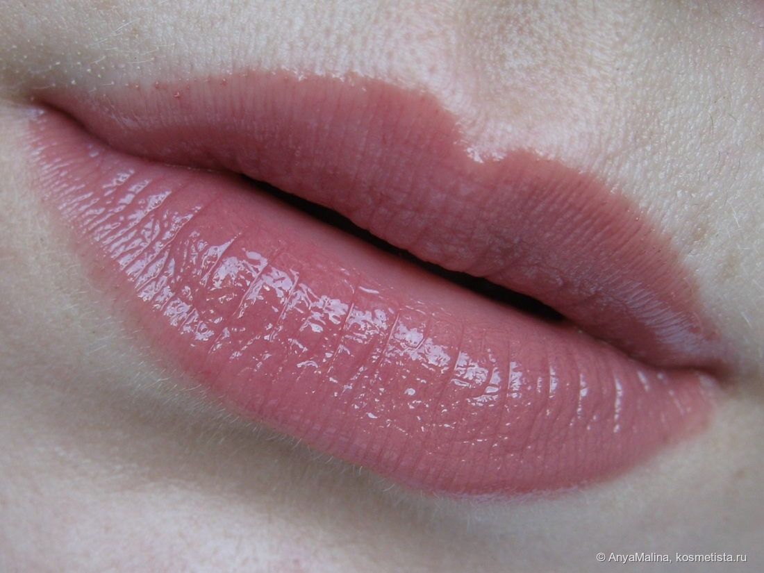 Левая половина: Artdeco Color Lip Shine #78 Shiny Rosewood; правая половина:любимая Clarins Joli Rouge #758 Sandy Pink