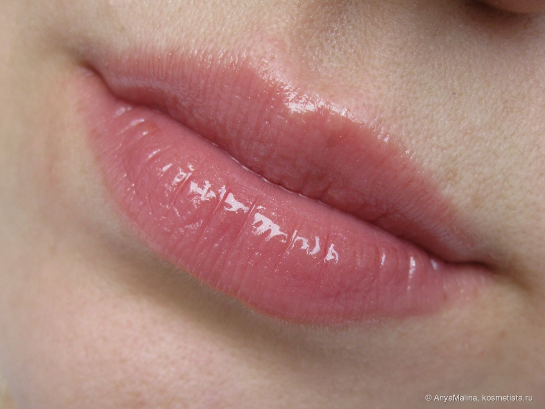 Едва видна родная пигментация на губах, а микрошиммер заметен только на макро