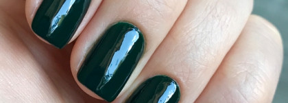 Chanel Le Vernis Longwear Nail Colour Fiction #582 и Emeraude #536: идея новогоднего маникюра