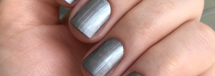 Дешевенький серый металлик: Chanel Le Vernis 540 Liquid Mirror