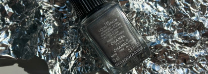 Дешевенький серый металлик: Chanel Le Vernis 540 Liquid Mirror