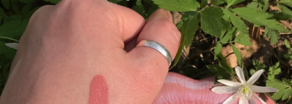 Весь макияж одной матовой помадой? Легко, с Huda Beauty Liquid Matte Lipstick в оттенке Bombshell