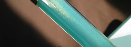 Ничего необычного, так, зеленый Chanel Rouge Coco Gloss 818 Fraicheur или мой самый интересный блеск для губ 2022