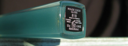 Ничего необычного, так, зеленый Chanel Rouge Coco Gloss 818 Fraicheur или мой самый интересный блеск для губ 2022