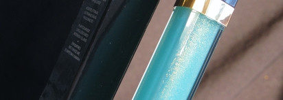 Ничего необычного, так, зеленый Chanel Rouge Coco Gloss 818 Fraicheur или мой самый интересный блеск для губ 2022