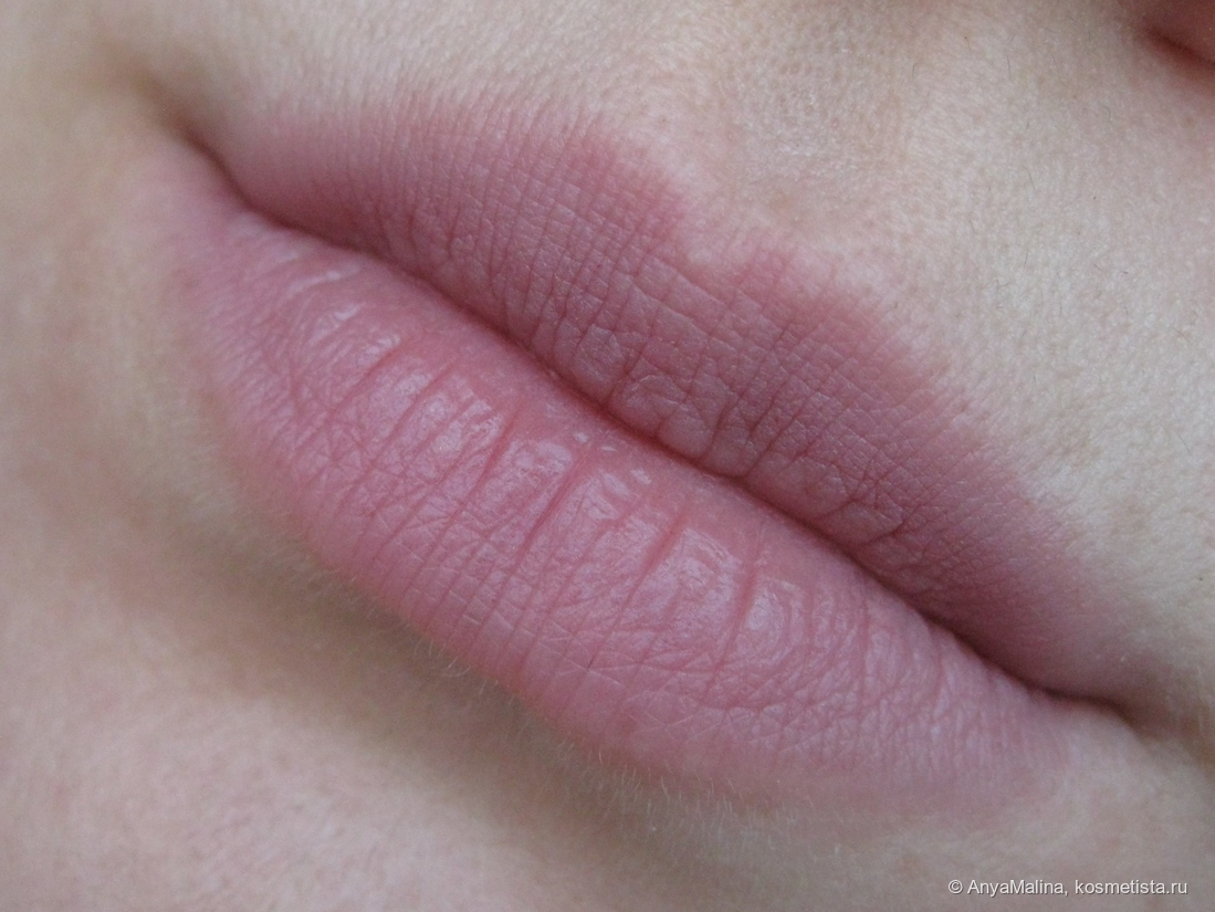 Тинт тонким слоем на голые губы - естественный светлый розоватый оттенок