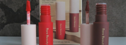 Если сложно выбрать, берите две: матовая помада-суфле Rare Beauty Matte Lip Cream оттенки Inspire и Fearless