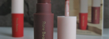 Если сложно выбрать, берите две: матовая помада-суфле Rare Beauty Matte Lip Cream оттенки Inspire и Fearless