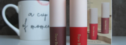 Если сложно выбрать, берите две: матовая помада-суфле Rare Beauty Matte Lip Cream оттенки Inspire и Fearless
