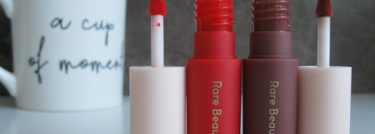 Если сложно выбрать, берите две: матовая помада-суфле Rare Beauty Matte Lip Cream оттенки Inspire и Fearless