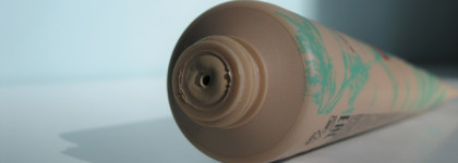 Под красную помаду: антибактериальный матирующий тон Eveline Сosmetics Botanic Expert Tea Tree в оттенке 01 Porcelain