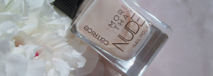Нежный нюдовый лак Catrice More Than Nude Nail Polish 16 Hopelessly Romantic: образцовый розовый жемчуг