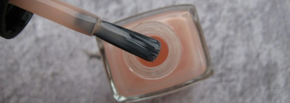 Нюд на ногтях - тренд вне времени в 2023: лак Catrice More Than Nude Nail Polish #15 Peach For The Stars