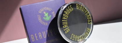 Ничего необычного, просто чёрные кремовые румяна Beautydrugs Mystery Blush оттенок Mauve