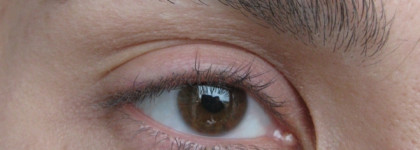 Halloween 2023: простой и яркий вечерний макияж в цветах праздника