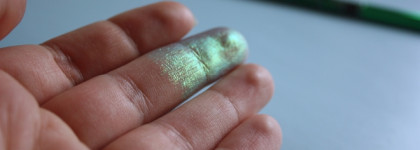 Новинка Beauty Bomb UFO карандаш дуохром 03 Wait A Minute: мельчайший глиттер сложного оттенка