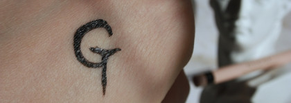 Приключения итальянцев в России: лучшая стойкая подводка для межреснички Gucci Stylo Définition L’Obscur 01 Eve Black