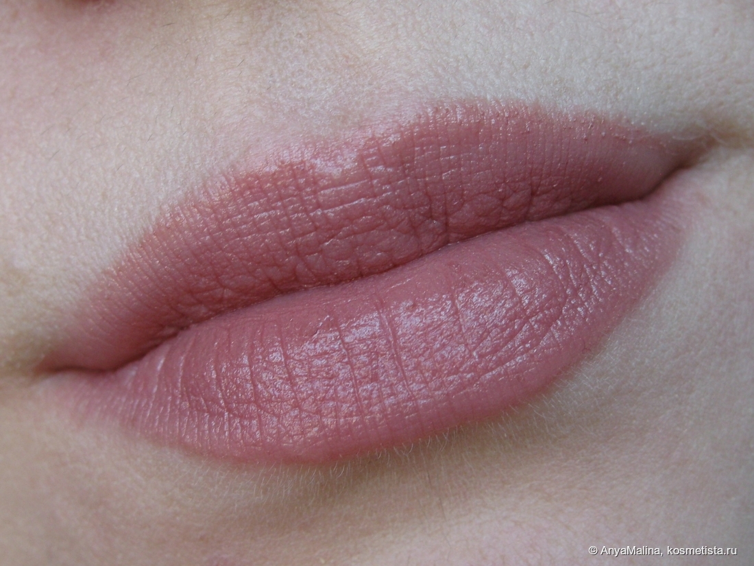 Charlotte Tilbury Matte Revolution Luminous Modern-Matte Long-Lasting Lipstick в оттенке Very Victoria