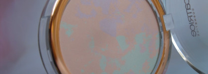 В футляре Метеориты, на лице Дальний свет: лучший аналог, чтобы скрыть усталость, Catrice Soft Glam Filter Powder 010 Beautiful You