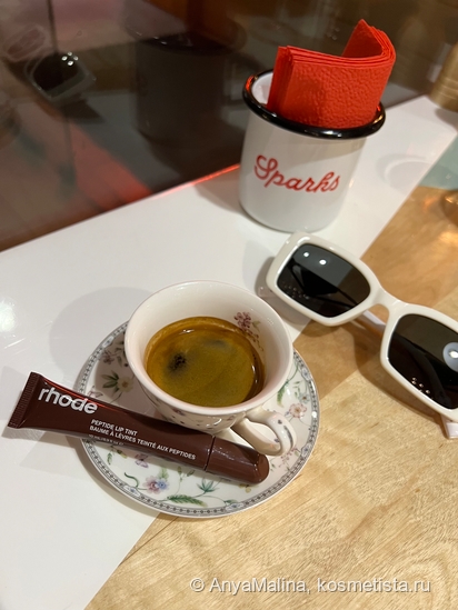 Тренды всегда про молодость: хайповый пептидный блеск-тинт Rhode Peptide Lip Tint Espresso