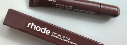 Тренды всегда про молодость: хайповый пептидный блеск-тинт Rhode Peptide Lip Tint Espresso
