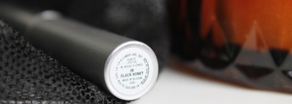 Хайповее некуда: от Тиктока до Парижа, как из каждого утюга лезет помада бальзам Clinique Almost Lipstick Black Honey