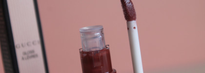 Некоторые любят погорячее: блеск для губ Gucci Gloss à lèvres plumping lip gloss 118 Suzanne brown