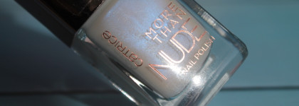 Голубая жемчужина: свадебный лак с микрошиммером и пыльцой Catrice More Than Nude Nail Polish 02 Pearly Ballerina