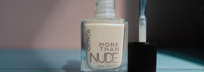 Голубая жемчужина: свадебный лак с микрошиммером и пыльцой Catrice More Than Nude Nail Polish 02 Pearly Ballerina
