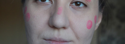 Стрелки и яркие губы: жизнь в розовом цвете