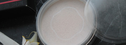 Голое платье Монро: сияющая невидимая пудра-вуаль Shiseido Synchro Skin Invisible Silk Loose Powder оттенок Radiant