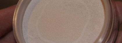 Голое платье Монро: сияющая невидимая пудра-вуаль Shiseido Synchro Skin Invisible Silk Loose Powder оттенок Radiant