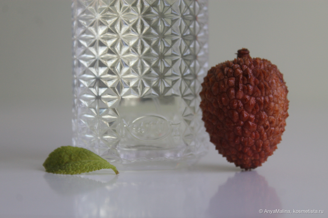 Притягательный чуть с налётом ретро стеклянный флакон