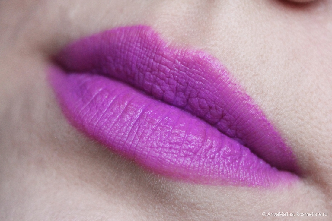 Gucci Rouge A Levres Lip Colour Mat Anne Lilac 702 соло из стика на голые губы